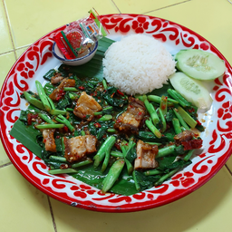 ข้าวคะน้าหมูกรอบ