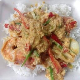 ทะเลผัดผงกะหรี่ราดข้าว