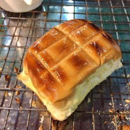 ขนมปังไส้เนยน้ำตาล