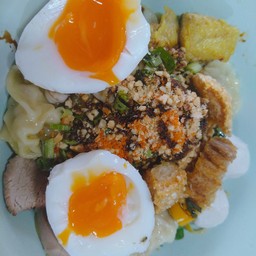 บะหมี่เกี๊ยวไข่ต้มยำเครื่องแน่น