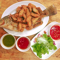 ปลากระพงทั้งตัว หั่นพอดีคำ
ทานคู่กับ 2 น้ำจิ้ม 1 น้ำยำ
สูตรของทางร้าน อร่อยมาก