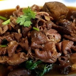 ไส้หมูพะโล้ตุ๋นยาจีน (เสริฟพร้อมน้ำจิ้มซีฟู๊ด)