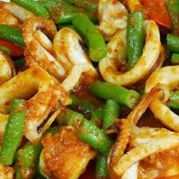 ผัดพริกแกงปลาหมึกใส่ถั่ว