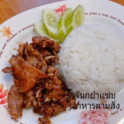 หมูกระเทียมราดข้าว