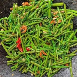 ผัดผักบุ้งใส่กุ้งแห้ง