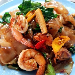 เส้นใหญ่ผัดกระเพราหมู