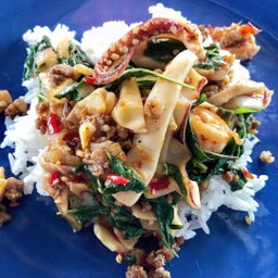 กะเพราทะเลราดข้าว