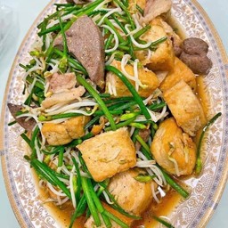 ผัดดอกไม้กวาดถั่วงอกเต้าหู้ใส่ตับหมู