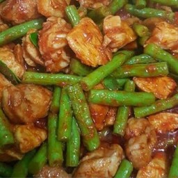 ผัดพริกแกงไก่ใส่ถั่ว