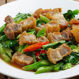 คะน้าหมูกรอบราดข้าว