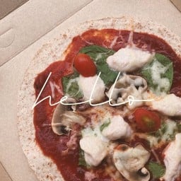 Pizza แป้งโฮลวีท อกไก่ เห็ดแชมปิญอง ผักโขม 295 KCAL