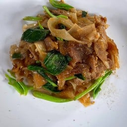 เส้นใหญ่ผัดซีอิ๊ว หมู