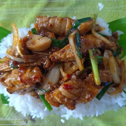 ผัดพริกเผาหมูกรอบ(ราดข้าว)