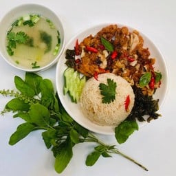 ข้าวไก่กรอบราดซอสกระเพา