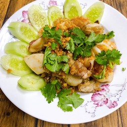 ทะเลรวมทอดกระเทียม(กุ้ง,หมึก,กั้ง,หอยเชล)