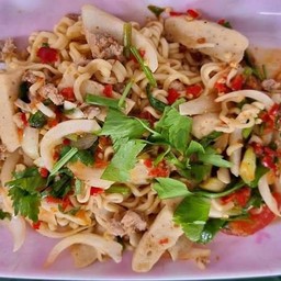 ยำมาม่าหมูยอ