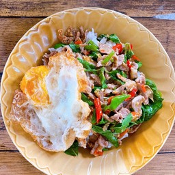 เนื้อผัดกระเพรา (ราดข้าว)