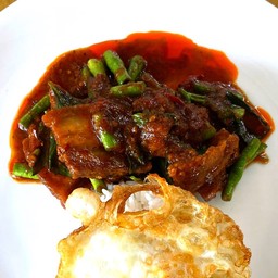 ผัดพริกแกงหมูกรอบ ราดข้าว