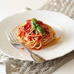 สปาเกตตี้โฮลวีทซอสมะเขือเทศอกไก่สับ ไร้น้ำมัน 200KCAL