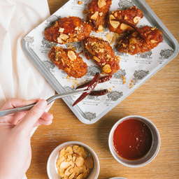 ปีกไก่ทอดซอสCharlotte