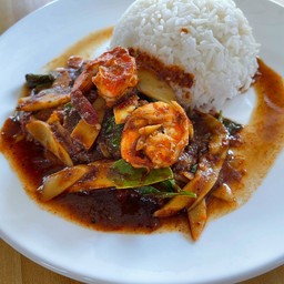 ผัดพริกแกงหน่อไม้กุ้ง ราดข้าว