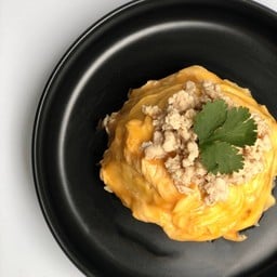 ข้าวไข่ข้นภูเขาไฟอกไก่สับผัดซอสหอย 295 KCAL