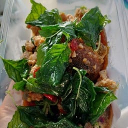 กระเพราหมูสับ+ไข่เยี่ยวม้า100