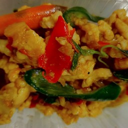 ข้าวกระเพราหมู หรือ ไก่