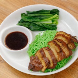 บะหมี่หยกเป็ดย่างหมูกรอบ