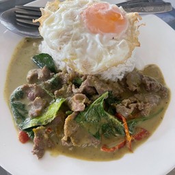 ข้าวราดแกงเขียวหวานเนื้อ+ไข่ดาว