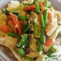 ผัดผักรวมกุ้งราดข้าว