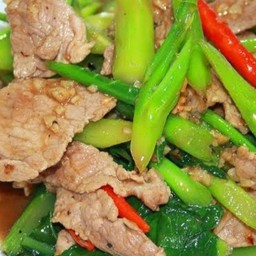ข้าวสวยร้อนๆผัดคะน้าหมูชิ้น