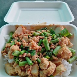 กระเพราหมูสับหรือหมูชิ้นโปรตีนเกษตร