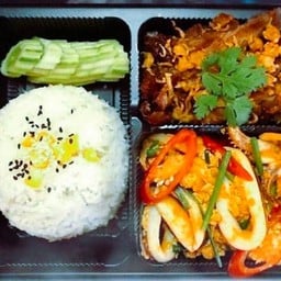 หมึกผัดผงกะหรี่-หมูทอดโชกุน