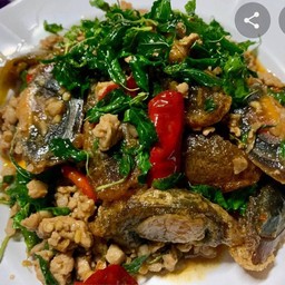 กะเพาไข่เยี่ยวม้า