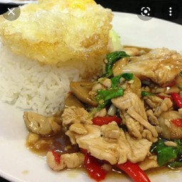 กระเพราไก่ชิ้นราดข้าวอิ่มๆพิเศษไข่ดาว