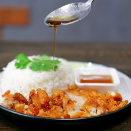 ข้าวไก่ทอดซอสน้ำปลา