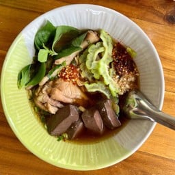 ก๋วยเตี๋ยวไก่ตุ๋นชาละวัน ประตูกรุงเทพ