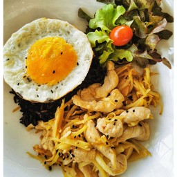 ข้าวไรซ์+อกไก่ผัดขิง+ไข่ดาว