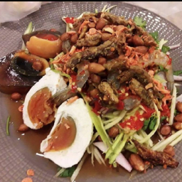 ยำมะม่วงกุ้งสดปลากรอบไข่เค็มไข่เยี่ยวม้า