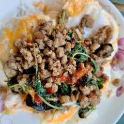 ข้าวไข่ข้นกะเพราหมูสับพริกแห้ง