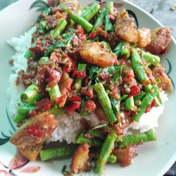 ผัดพริกแกงหมูชิ้นหรือหมูสับหรือไก่