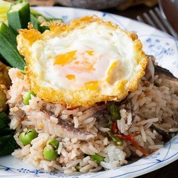 ข้าวผัดกะปิพริกขี้หนูไข่ดาว(ใส่หมู)