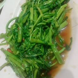 ผัดผักบุ้ง+กระเฉดไฟแดง(ยิ่งนานจะยิ่งดำและเหนียว)