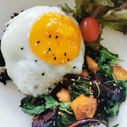 ข้าวไรซ์+แซลม่อนคั่วใบโหระพา+ไข่ดาว