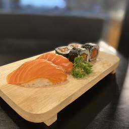 ชุดแซลมอนซูชิและมากิ 6 ชิ้น Salmon Nigiri & Maki Set 6 pcs.