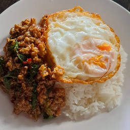 กระเพราเนื้อหนอกพริกแห้ง