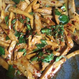 กระเพราหน่อไม้เหลืองลูกชิ้นปลาเส้นเป็นกับข้าว