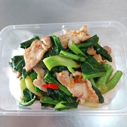 ผัดคะน้าหมูชิ้นราดข้าว