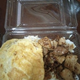 ครัวกุนซือข้าวกระเพราลูกชิ้นทอด